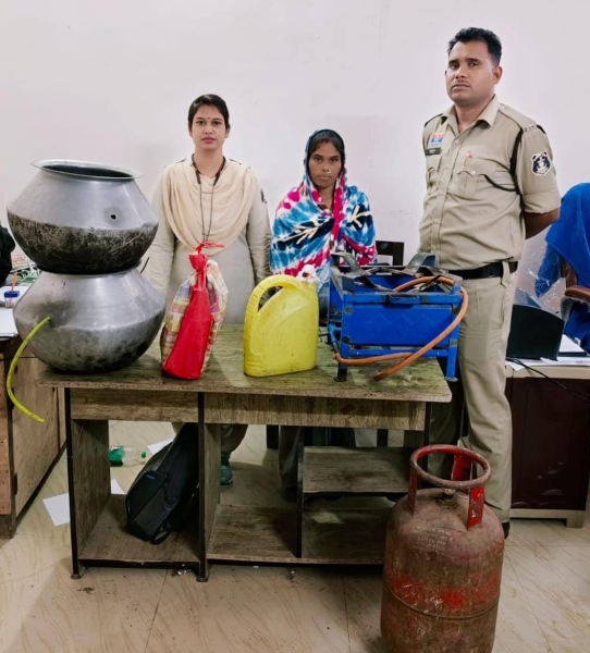 ‘दृष्टि हेल्पलाइन’ पर मिली सूचना, पुलिस ने ग्राम करदा में घेराबंदी कर पकड़ी महिला! ₹7,750 की 8.800 बल्क लीटर महुआ शराब और शराब बनाने के उपकरण जब्त।