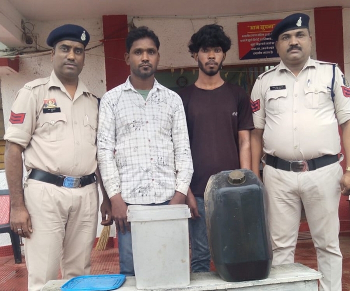 इक्को वाहन में भरकर हो रही थी महुआ शराब की तस्करी, मुलमुला पुलिस ने पिता-पुत्र को दबोचा! 50 लीटर अवैध शराब के साथ ₹1.05 लाख का वाहन जब्त