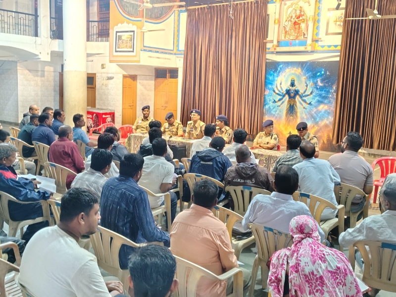 पटाखों की दुकानों पर आग से सुरक्षा के साथ साइबर ठगी पर भी पुलिस की नजर! नॉर्थ जोन में विक्रेताओं की बैठक, 1930 हेल्पलाइन से लेकर सुरक्षा मानकों तक दी गई जानकारी