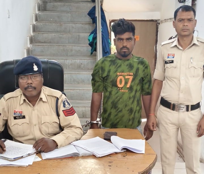 लालखदान चौक पर चाकू लहराकर लोगों को धमका रहा था 23 वर्षीय युवक, पुलिस ने मौके पर पकड़ा! धारदार हथियार और बाइक जब्त