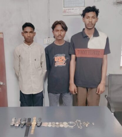 रात में घर सूना मिलते ही बनाया चोरी का प्लान, अलमारी का लॉकर तोड़कर समेटे जेवर! डीडी नगर पुलिस ने तीन आरोपियों को दबोचा, पल्सर बाइक भी जब्त