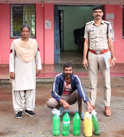 ऑपरेशन आघात के तहत तमनार पुलिस की बड़ी कार्रवाई, प्रेमनगर उरबा में घर पर दबिश देकर 13 लीटर महुआ शराब के साथ 48 वर्षीय आरोपी गिरफ्तार