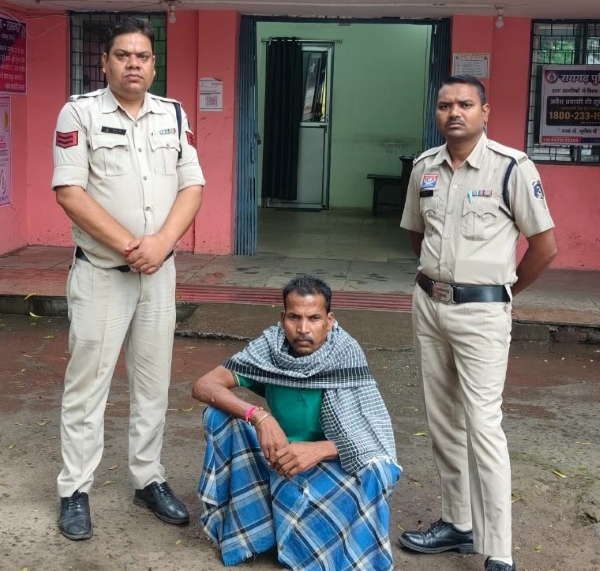 मुर्गा खरीदने पहुंचे युवक से विवाद के बाद दुकानदार ने किया जानलेवा हमला, कत्ते से पैर पर वार कर किया घायल; गैर-जमानती धाराओं में आरोपी गिरफ्तार