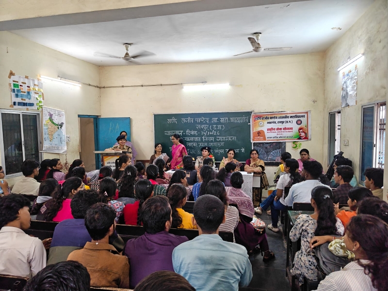 भाठागांव के शहीद राजीव पांडे महाविद्यालय में पुलिस का जागरूकता अभियान, 125 विद्यार्थियों को साइबर ठगी से बचाव और सड़क सुरक्षा के बताए जरूरी मंत्र