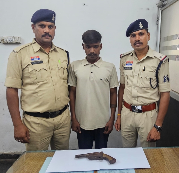 रायपुर के अशोक नगर में देशी कट्टा लेकर घूम रहा 26 वर्षीय युवक गिरफ्तार, आरोपी के खिलाफ पहले से दर्ज हैं आर्म्स एक्ट और मारपीट सहित 5 आपराधिक मामले