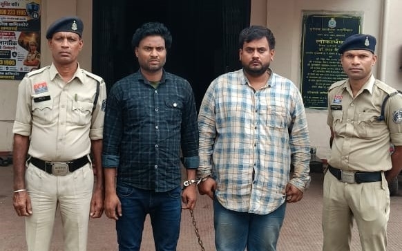ऑटो में सवारी बनकर बैठे शातिर चोरों का अनोखा खेल! उल्टी करने का बहाना बनाकर यात्री का ध्यान भटकाया और जेब से पार कर दिए 21 हजार रुपये, CCTV और मुखबिर की मदद से दोनों गिरफ्तार