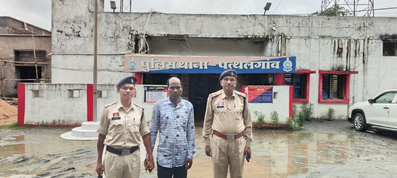 जशपुर : जिस घर में सात फेरे लेकर आई थी, वहीं पति ने पत्नी को दी दर्दनाक मौत की धमकी! मामूली सवाल पर जान लेने की नीयत से सिर पर लोहे के औजार से किए तीन जानलेवा वार, वारदात के बाद गायब हुआ आरोपी आखिरकार पुलिस के शिकंजे में!