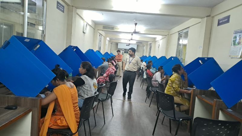 छत्तीसगढ़ में 1812 शिक्षक पदों के लिए मची होड़! पहले ही दिन 83.25% अभ्यर्थियों ने दी परीक्षा, गणित विषय में सबसे ज्यादा मारामारी, 34 हजार से अधिक उम्मीदवारों की नजर नौकरी पर!