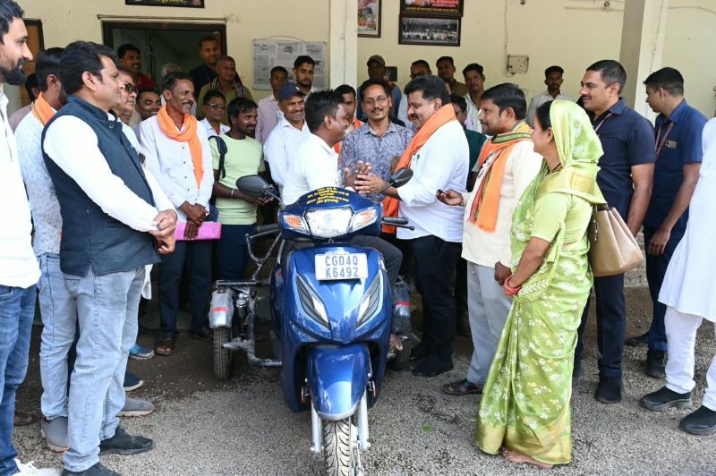 एक स्कूटी ने आसान कर दी दिव्यांग धनीराम की राह! विधायक कार्यालय में उप मुख्यमंत्री विजय शर्मा की संवेदनशील पहल, आवास मित्र के कामकाज और रोजमर्रा के सफर को मिलेगी नई सहूलियत!